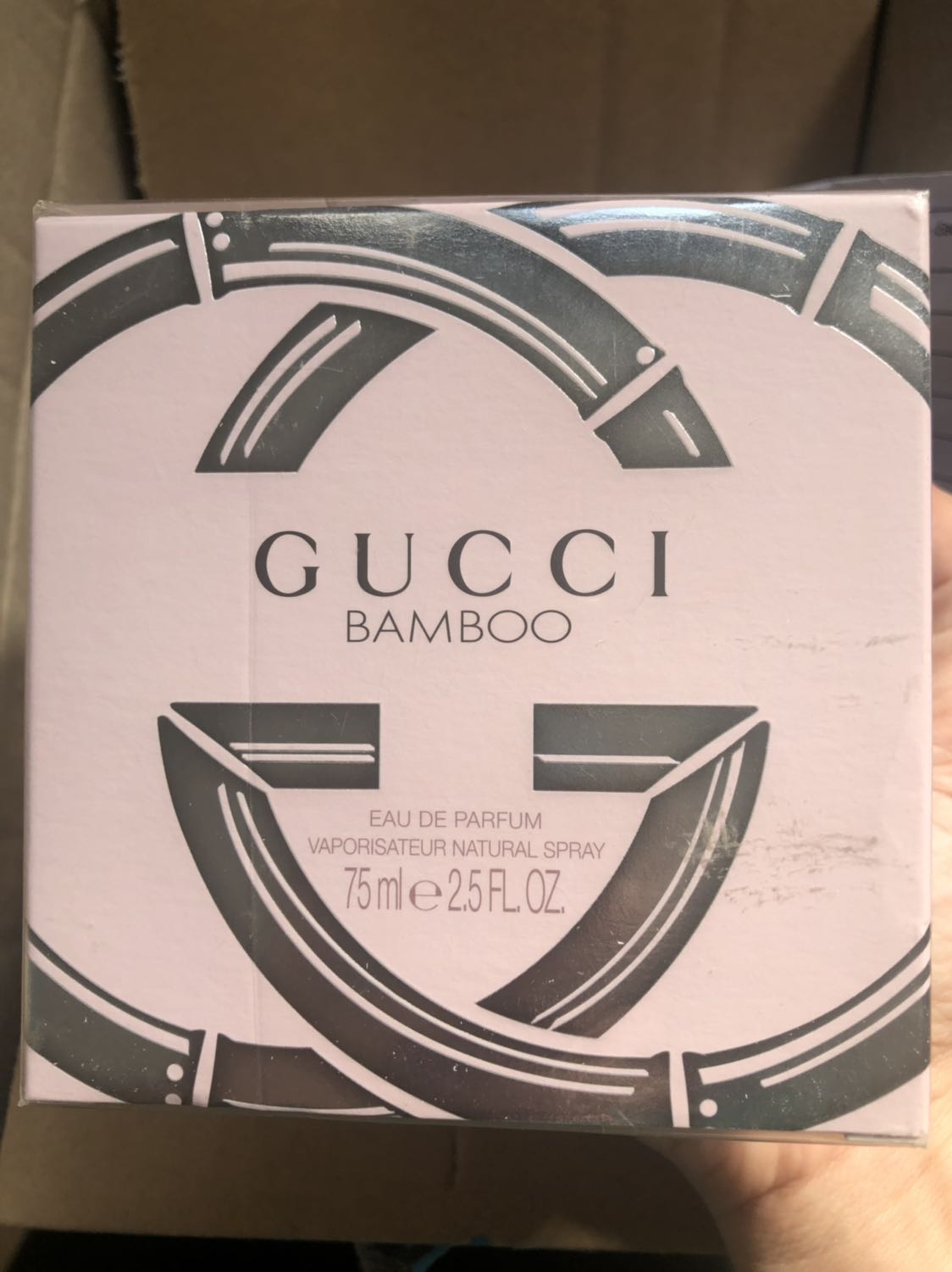 Tiki gói hàng kỹ, hộp còn bao bọc và tem dán 2 đầu luôn. Chai 75ml to đùng, xài mấy năm luôn quá. Nói là bamboo nên mình nghĩ nó tươi mát xanh rì này kia. Thực tế ngoài cái nắp vỏ như là đốt cây tre ra thì còn lại nó ở 1 bầu trời khác hẳn luôn. Mùi hương thiên ngọt, tông ấm, có cá tính riêng, ko bị đại trà, thích hợp thu đông, độ bền khoảng 3-4h nếu xịt ra khoảng ko rồi bước tới. Còn xịt trực tiếp lên cơ thể thì nồng chịu ko nổi. Mùi hương này xịt nhẹ để đi làm cũng được. Mình thích mùi tươi mát hơn mà chai bloom đặt cùng lúc chai này lại ko có hàng. Chán ghê.