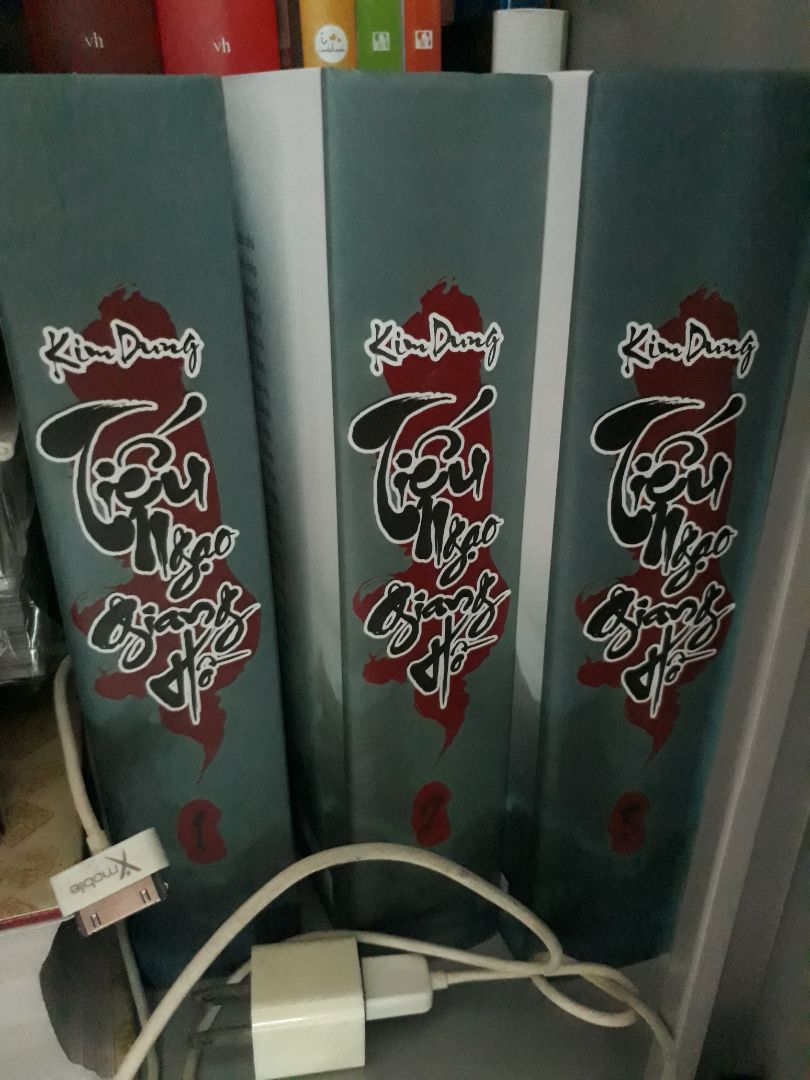 Sách bìa đẹp, gia hàng nhanh, nội dung hay tuy nhiên chữ hơi nhỏ và chất lượng giấy không tốt lắm, dễ bị ố đổi màu.