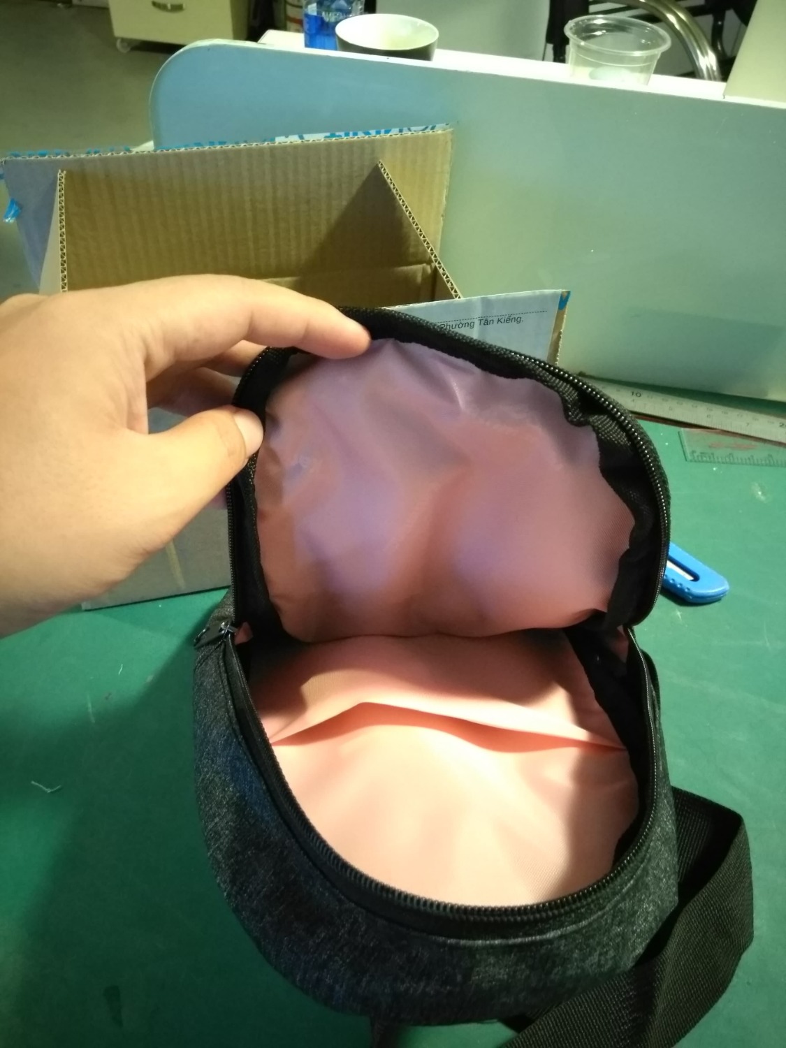 Mới nhận hàng chiều nay,  chất lượng hoàn thiện vừa đủ với giá tiền.
Bên ngoài nhìn cũng ngầu, mà bên trong may vải lót màu hồng. Mệt mỏi ghê!