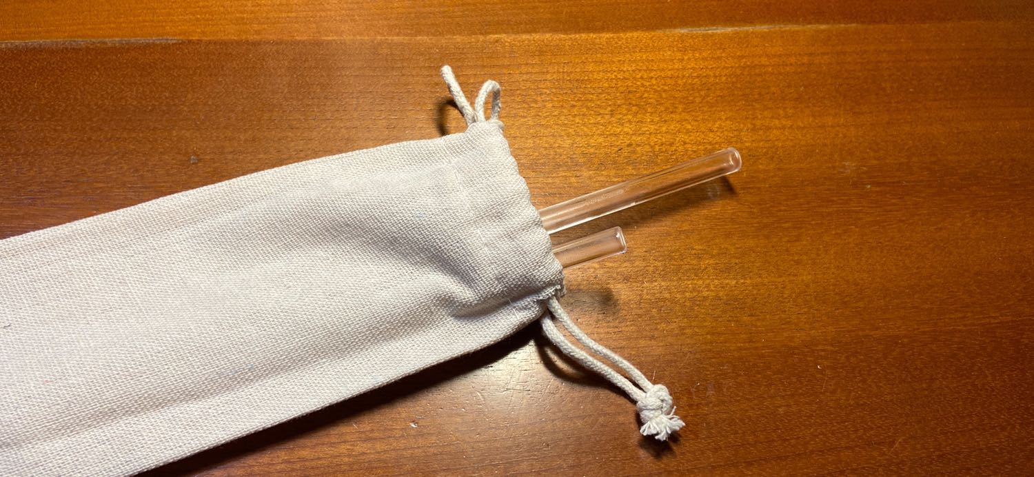 1) Giao hàng siêu nhanh với gói TikiNow.

2) Các bạn nên mua bộ ống thuỷ tinh thay vì dùng ống hút nhựa hoặc nhôm nha. 

3) Set này có ống lớn dùng để uống trà sữa và cây rửa ống hút nữa mà mới dùng xong đang rửa rồi phơi cho ráo rồi hehe.