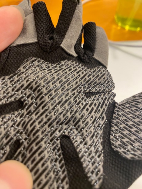 Sản phẩm rất tốt. tay mình mang vừa size M, bao tay thun có thể co giản nên tay to hay nhỏ tí thì vẫn dùng ok. lòng bàn tay có đệm silicon chống trợt rất xịn xò. mới mua về hơi có mùi nhựa nhưng xài 1-2 ngày là hết. bao vải này có vẻ phải giặt thường xuyên để tránh bị hôi, do hút mồ hôi khá nhiều. nhìn chung là 5sao khỏi nói nhiều, shop giao hàng 2h rất nhanh