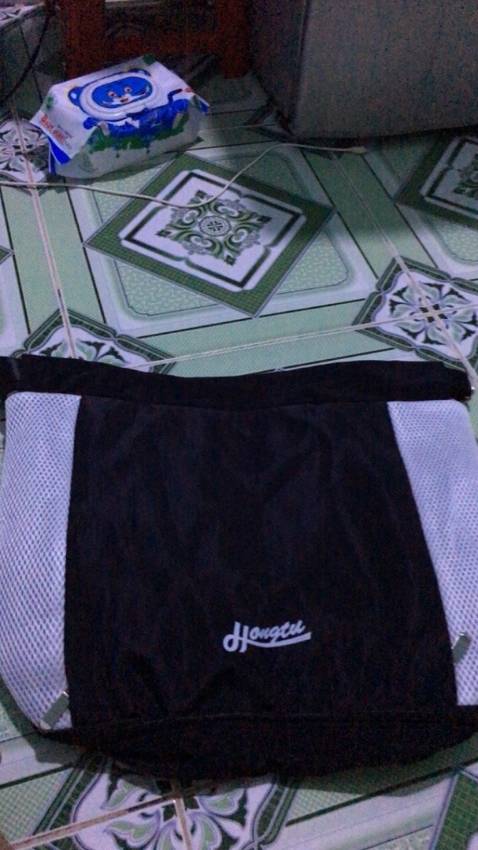 Giao hàng nhanh. Nhiệt tình. Chất liệu mềm và có vẻ k thấm nước.