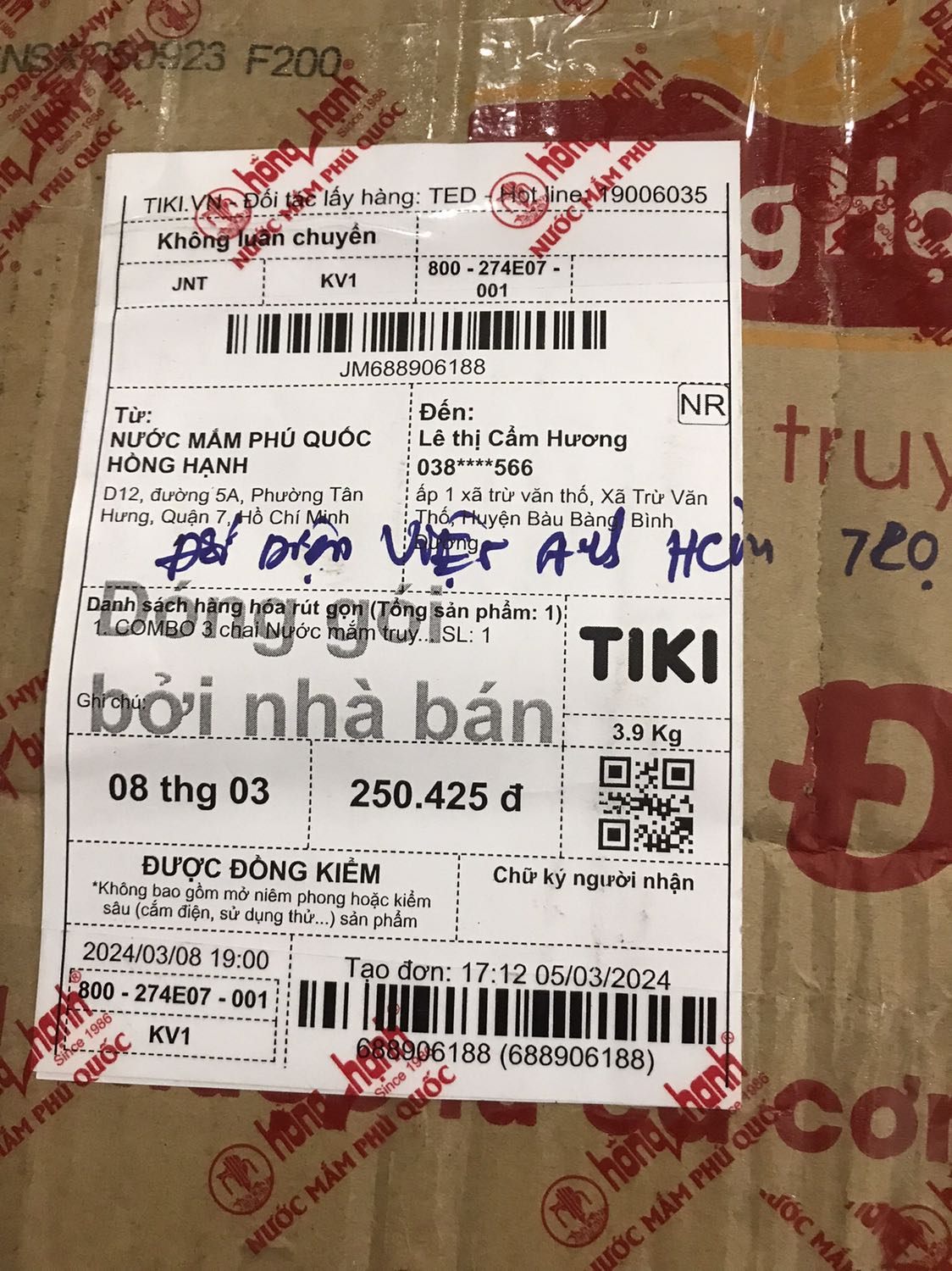 Tôi có mua 3 chai nước mắm của Hồng Hạnh số tiền là 250 ngàn 425 đồng , ship giao hàng làm tròn 251 ngàn . Thường là số lẻ dưới 500 đồng thì kg tính , nhưng ship nói sếp bắt lấy như vậy ( 251 ngàn ) . Tôi kg biết   Sếp đây là ai với cách trả lời lạ như vậy . 1 ngàn đồng kg đáng là gì , nếu có thể giúp người tôi cũng có thể bỏ ra vài trăm ngàn để giúp , còn kiểu làm tròn số như vậy tôi hoàn toàn kg đồng ý.