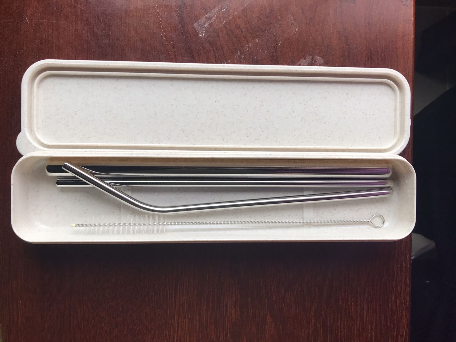 Hàng về đúng hẹn
Hộp đựng còn nguyên vẹn khi nhận hàng (khi đọc qua trải nghiệm của vài người ko may khác thì cũng hơi lo, nhưng may mắn điều đó đã ko xảy ra với mình)