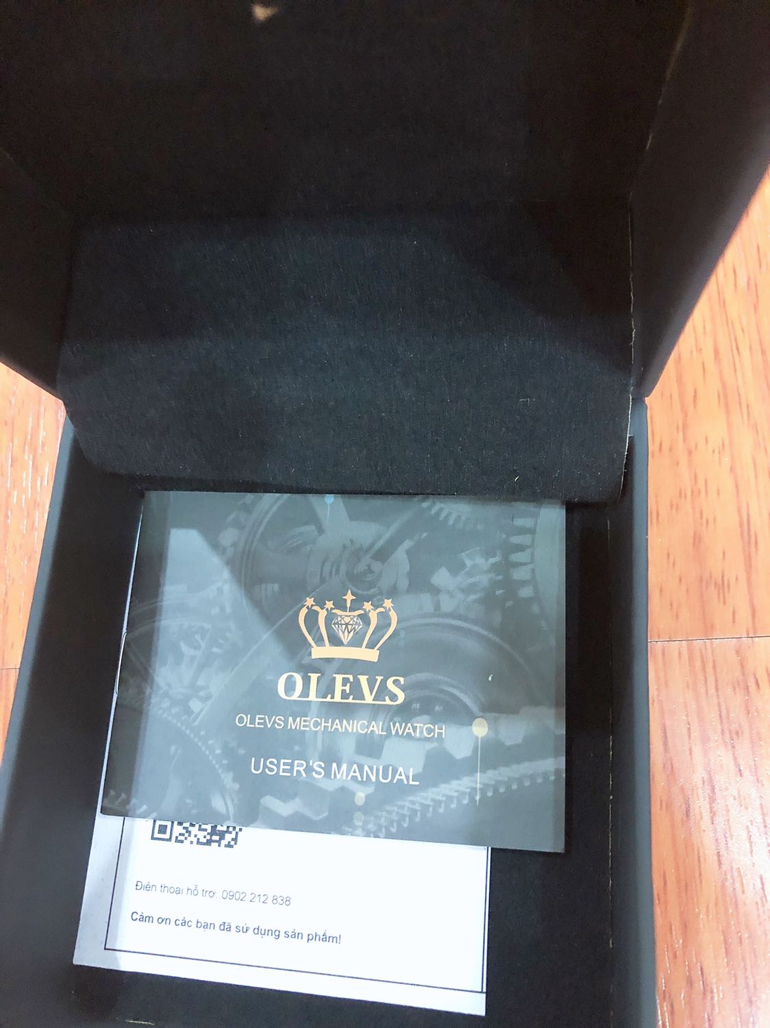 Hàng đẹp 

Khi đập hộp sản phẩm đúng như mô tả : 
Dây nhẹ không quá cứng, màu nâu sang trọng, ....sau 5 ngày *** thử rửa tay, dính mưa 1 hôm các thứ thì đồng hồ không bị vô nước, máy chạy êm ru, .....có tem mác sách hướng dẫn đầy đủ rất yên tâm, .....giao hàng nhiệt tình mình bận họp không nhận luôn được nhờ người xuống nhận hơi lâu mà giao hàng vẫn nhẹ nhàng, đánh giá 5 sao bạn này......bao bọc sản phẩm kĩ càng, ....rất mong những lần sau mua hàng tiki đều như thế.....