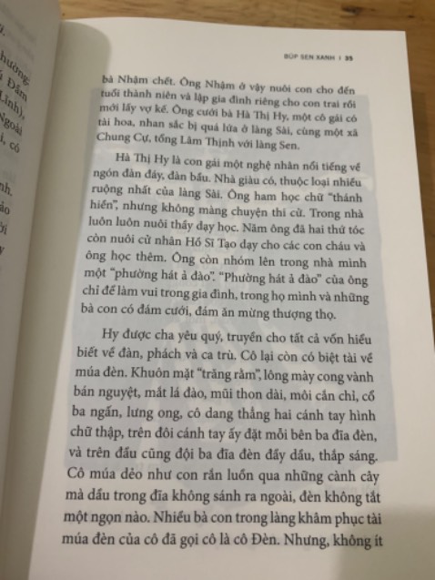 Bìa đẹp. Shop có tặng Poster rất xinh. Đóng gói cẩn thận. Tuy nhiên chất giấy chưa xịn lắm, màu mực trang sau nhìn rõ luôn. Vẫn đánh giá 5 sao nha