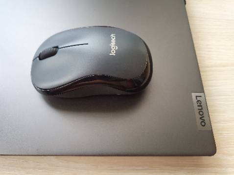 Chuột rất đẹp. Màu xám lông chuột rất hợp với cái laptop của mình. Mình mua để thay thế cho con chuột cũ cũng của Logitech mà mình đã xài được 5-6 năm rồi. Dòng này silent khi bấm không có âm thanh phát ra, mới đầu hơi không quen chút nhưng xài lâu chắc sẽ thích. Tuy nhiên con lăn thì lại có tiếng động to hơn chuột cũ chút xíu. Nói chung là hài lòng. Tiki giao hàng cũng nhanh nữa mặc dù chỉ chọn giao thường.