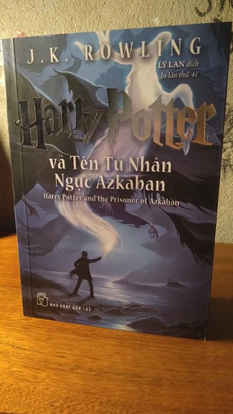 Ui ưng cái bụng lắm. Dịch mà giao sách nhanh. Khổ đẹp, mới cứng, không bong tróc. Shop đóng gói rất cẩn thận. Trang in rõ nét, chất giấy tốt. Nói chung mình duyệt. Lưu lại tên shop để đặt dài dài, mới đc 1 quyển.