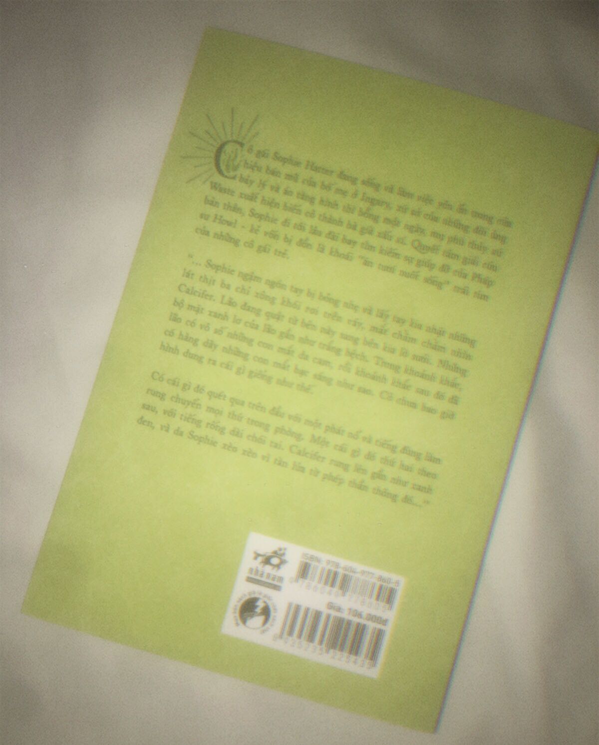 Bộ này ai đã xem phim rồi thì chắc chắn cũng biết là nó siêu hay nên mình cũng không đánh giá về nội dung nữa, nhưng có một điểm mình thích nhất ở quyển sách này là vào mỗi chương thì điều sẽ có mình minh hoạ kèm theo siêu thích luôn á ~ 
Ngoài ra lúc mình vừa nhận được và mở ra thì khi sờ lên cái bìa sách cảm thấy siêu đã tay luôn, không biết diễn tả cho mọi người như nào nữa nhưng bìa của cuốn sách này chẳng biết làm bằng chất liệu gì mà sờ vào mịn mịn thích ghê luôn á, mọi người ai có mua các tập tiếp theo là cuốn Lâu Đài Trên Mây và Ngôi Nhà Nghìn Hành Lang thì có thể đem ra sờ cái bìa so sánh thử nha.