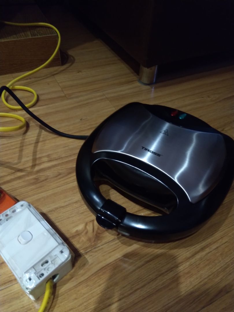 Máy sử dụng thanh nhiệt như hình nên lưu ý khi lần đầu cắm máy khử mùi nhựa ko nên cắm lâu quá có thể chảy nhựa bên ngoài. Cắm cho nóng đỏ sau đó ngắt điện và úp lại cho bay mùi nhựa, làm vài lần liên tiếp. 
Khi nướng mặt dưới thường nóng hơn, máy cũng ko có hẹn giờ nên cần kiểm tra thường xuyên.
Máy phù hợp nướng bánh mỳ kẹp hoặc các món ko quá lâu