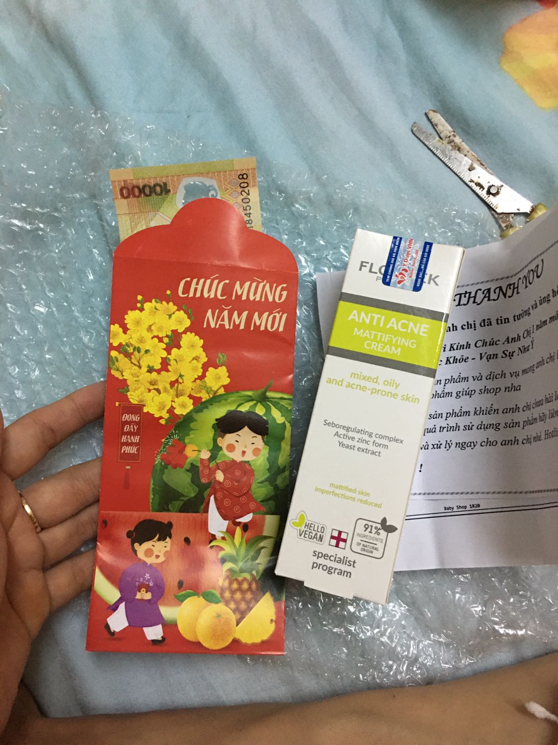 Sản phẩm thơm , chưa gỡ ra mà có cái mùi thơm lắm luôn , đc shop lì xì nữa chứ 😋😋😋 nếu bạn ko thích mùi hương thì nên cân nhắc nha còn mình thì bt