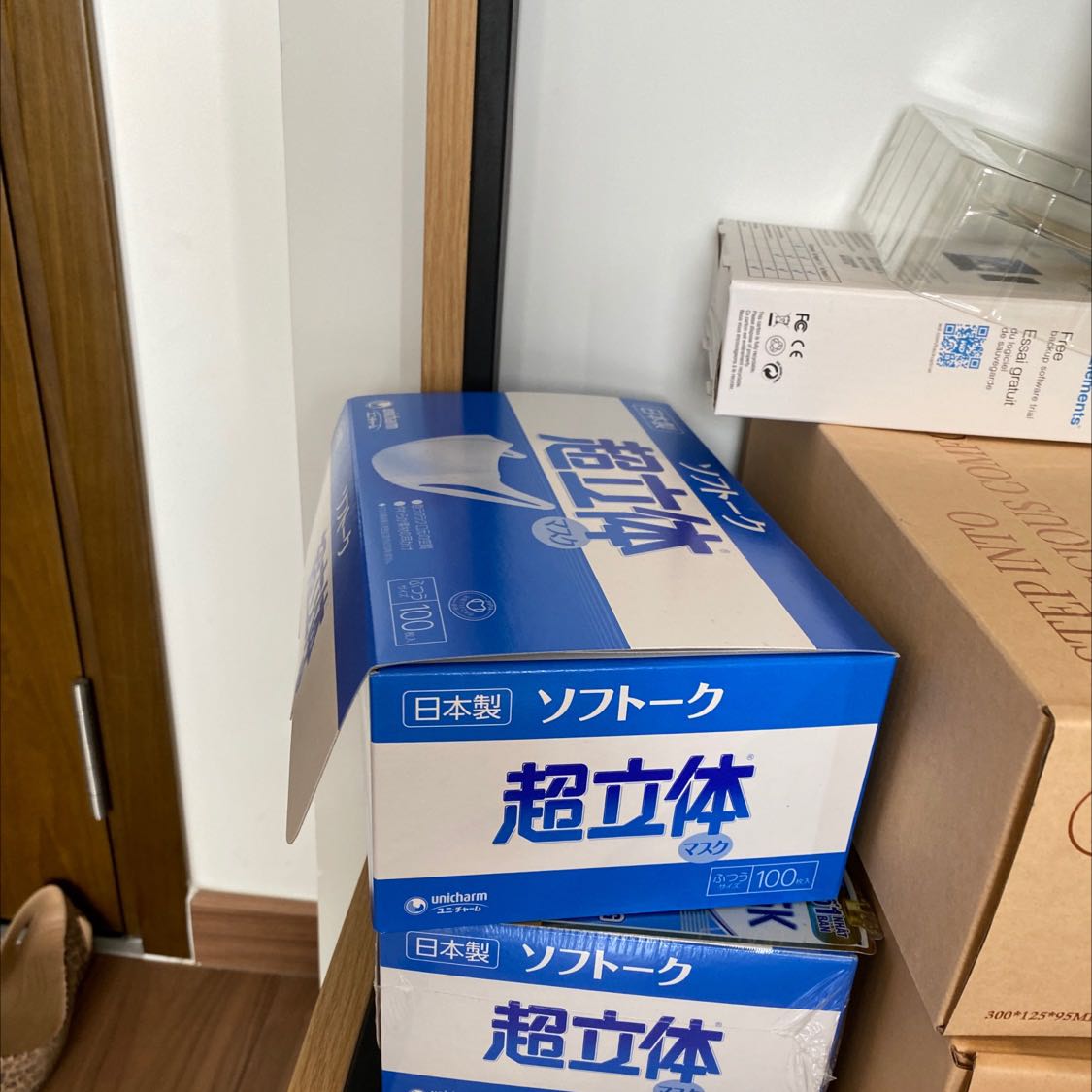 mình sử dụng đây là hộp thứ hai rồi. Sản phẩm chất lượng rất tốt, mỏng và mịn, ôm sát vào da mặt mà không tạo cảm giác khó chịu ngay cả khi đeo khẩu trang mà phải nói chuyện. Điểm trừ duy nhất là khoảng trống hai bên mang tai hơi nhiều nên diện tích baobao phủ khuôn mặt không được rộng khắp, dễ bị phơi ra và tiếp xúc nhiều mình sử dụng đây là hộp thứ hai rồi. Sản phẩm chất lượng rất tốt, mỏng và mịn, ôm sát vào da mặt mà không tạo cảm giác khó chịu ngay cả khi đeo khẩu trang mà phải nói chuyện. Điểm trừ duy nhất là khoảng trống hai bên mang tai hơi nhiều nên diện tích baobao phủ khuôn mặt không được rộng khắp, dễ bị phơi ra và tiếp xúc nhiều