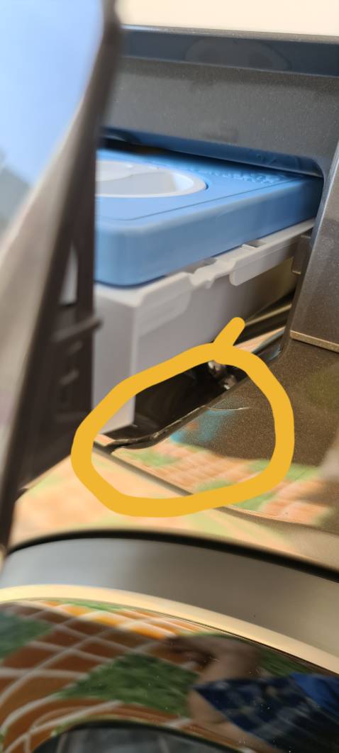 Đề nghị TIKI nhanh chóng giải quyết:
- Đặt hàng ngày 10/10, hẹn 18/10 giao hàng, sau đó báo giao trể sau 25/10.
- Ngày giao hàng lần 1 (26/10) thì tài xế giao hàng báo xe tải không vào nên hủy giao hàng.
- Ngày giao hàng lần 2 (27/10) giao nhận bình thường, sau đó hẹn lắp đặt.
- Sáng ngày 28/10 nhân viên lắp đặt xong thì tôi phát hiện mặt trước của máy giặt đã bị bể, báo nhân viên lắp đặt. Nhân viên lắp đã tiếp nhận và báo về Công ty nhưng tôi không thấy Công ty liên hê lại.
- Liên hệ Tổng tài để phản ánh giải quyết thì mới được ghi nhận nhưng không thấy hướng giải quyết{ Tổng đài TIKI có thu phí nhưng liên hệ 3_5 lần mới gặp được nhân viên, mặc dù không liên hệ được nhân viên nhưng hệ thống Trả lời tự động vẫn thu thu phí 1000đ/phút)