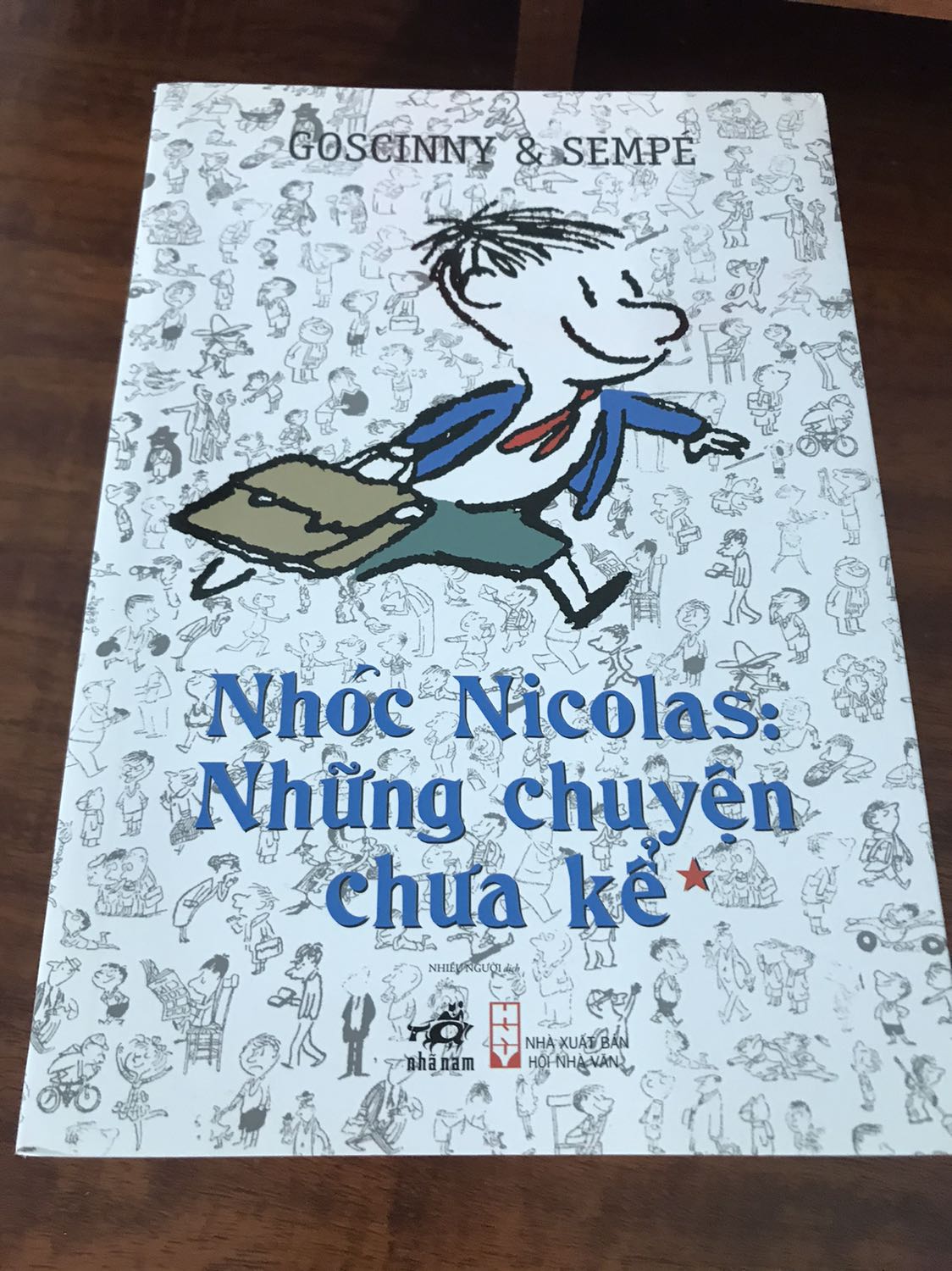 Sức mạnh của cuốn sách này là có thể cuốn hút cả trẻ con cũng như người lớn. Trẻ con thì thấy giống quá, người lớn thì thấy nhớ quá...