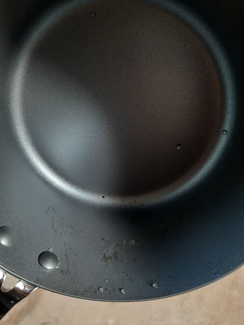 nồi mới mà bị trầy lớp chống dính, lúc nhận kiểm tra mình cứ nghĩ là vết bẩn hay bị keo dính, rửa sạch đc. nhưng mà bị trầy, mua hàng ở tiki nhiều rồi, lần này thực sự ko hài lòng chút nào.