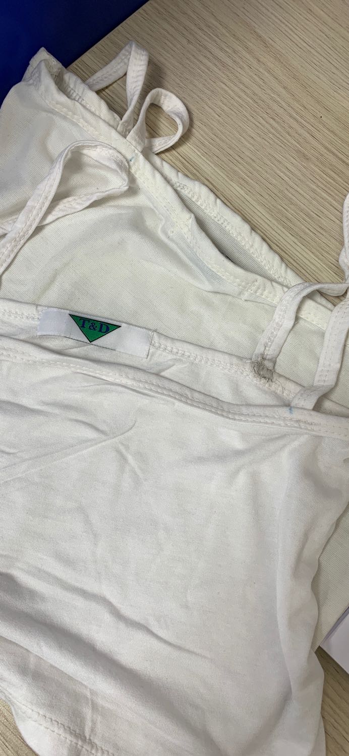 Hàng quá kém chất lượng. 2 cái áo 2 chất vải khác nhau, cùng sz mà to nhỏ khác nhau. Sản phẩm giao dính bẩn. Nhìn ko khác gì giẻ lau.