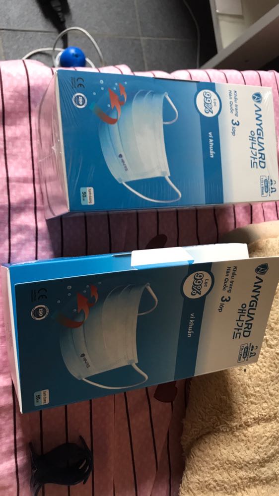 Khẩu trang dùng thích nên mình tìm mua bằng được, mỏng nhưng dai không bị xù lông dể thở, mà so với loại cũ mình mua ở viettel thì logo cũ in chìm mờ hơn logo của shop in ở ngoài không biết khác nhau j k