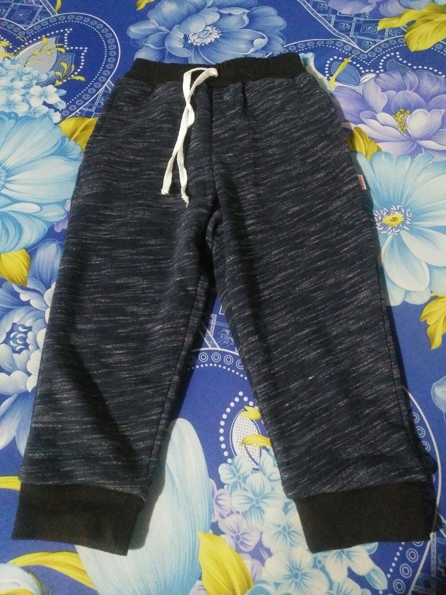 Cũng đc,màu y hình,nhưng bé nhà mình mới 9.5kg,quần dài quá,mặc chưa đc,để bé lớn xíu nữa mới mặc đc