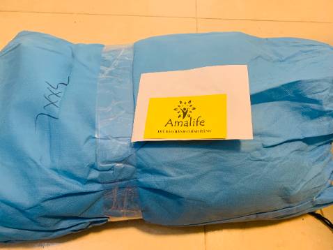 Đã nhận hàng được 2 hôm, đánh giá cho shop này tí, nhìn thấy nhiều đánh giá rõ tốt mà không hiểu sao cứ hiện lên 1 sao thấy thương thật. Nên khách quan nhận xét để cho các bạn tường tận rõ nhất. Con Camry của mình cũng dùng được hơn năm rồi, đã từng mua 2 lần bạt phủ ở bên sàn khác nhưng mỏng 1 lớp và nhanh rách, nó như áo mưa ấy! Hàng lần này mua thì dày hơn, trọng lượng bạt cũng nặng tới 3 kg khá chắc tay. Tráng bạc nên phản quang, phản nhiệt tốt, giữ nhiệt độ xe không quá cao nên đồ trong xe an toàn, giảm được gần chục độ khi không có bạt phủ bên ngoài. Bạt rộng thoải mái nên là trùm kín đc
Ở Hà Nội mình ở Linh Đàm nên là bãi xe để ngoài, nhiều khi trời nắng 42 độ mùa hè trông xót xa lắm, đồ trong xe nó chảy hết cả khoang lái, ngồi vào như tôm luộc, có bạt ô tô nên xe cũng vì vậy mà đỡ nhiệt hơn hẳn. Cho shop 5 sao, thấy hang tốt mà bị kéo rank nên ủng hộ shop này!!