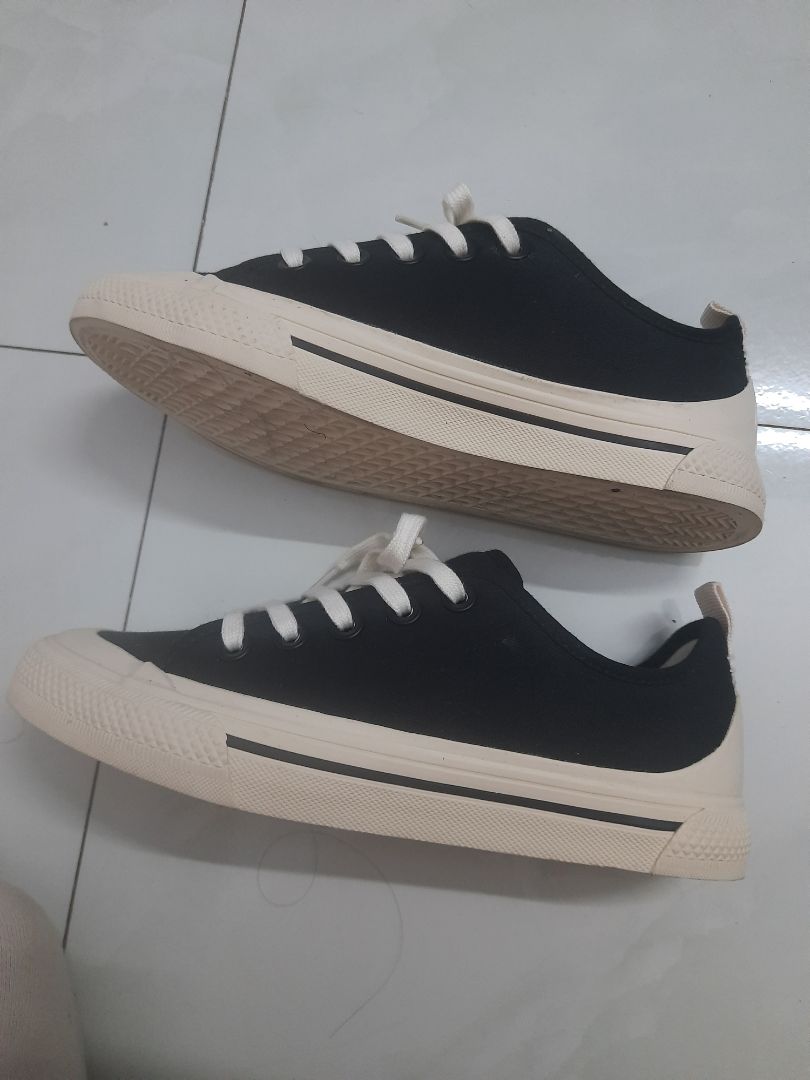 tiki giao hàng rất nhanh. giày đẹp lắm mn nên mua nhaa. tuy nhiên đi giày hơi bị nhấc gót chân nên đi tất cao cổ thì đỡ bị nhấc gót hơn. giày mình mua đúng size đi thoải mái ko chật cx ko rộng. chân 23.5 đi size 37. vải đc may chắc chắn. mong giặt ko bị phai màu