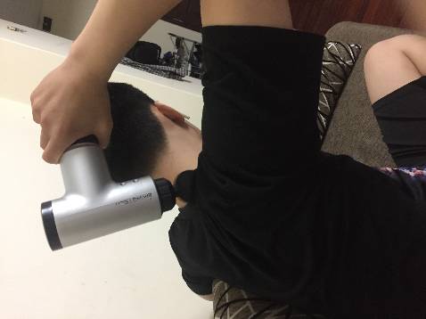 Hộp mới tinh xờ thích tay vô cùng, lúc dùng thì có một nút bấm để chỉnh chế độ tuy nhiên phải ấn hết một lượt thì mới tắt được máy. Lúc chạy máy rung đều, rất là đã, các đầu massage thì thích nhất dùng con 2 chạc. Máy cầm đầm tay, chắc chắn. Trong hộp có hướng dẫn sử dụng phiếu bảo hành. Khá là uy tín!!!