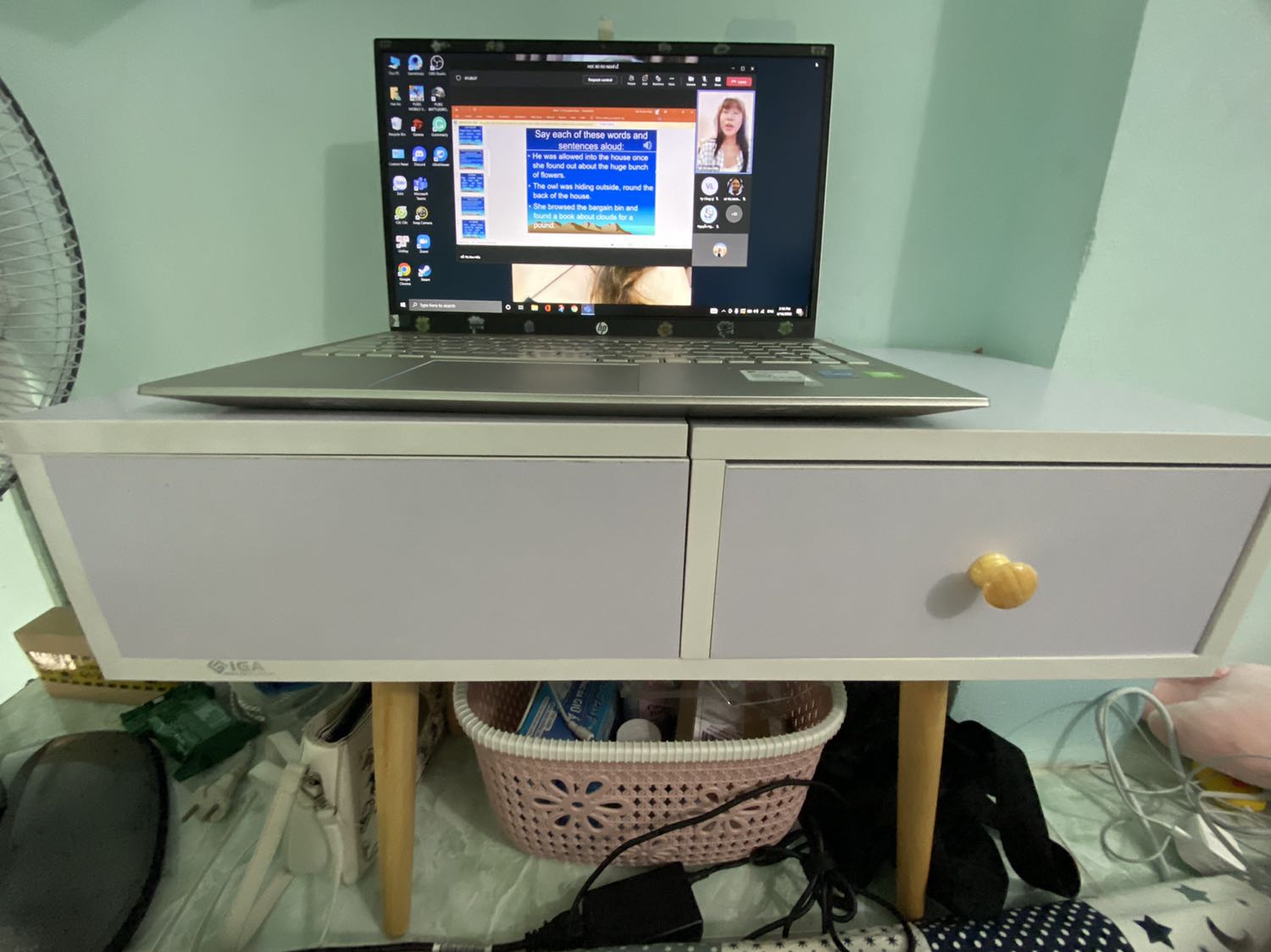 Bàn có chỗ trầy xước nhiều lắm, nhma bàn dễ thương hơi khó lắp xíu, có một số ốc còn lỏg lẻo lắp k chặt nhma vẫn oke