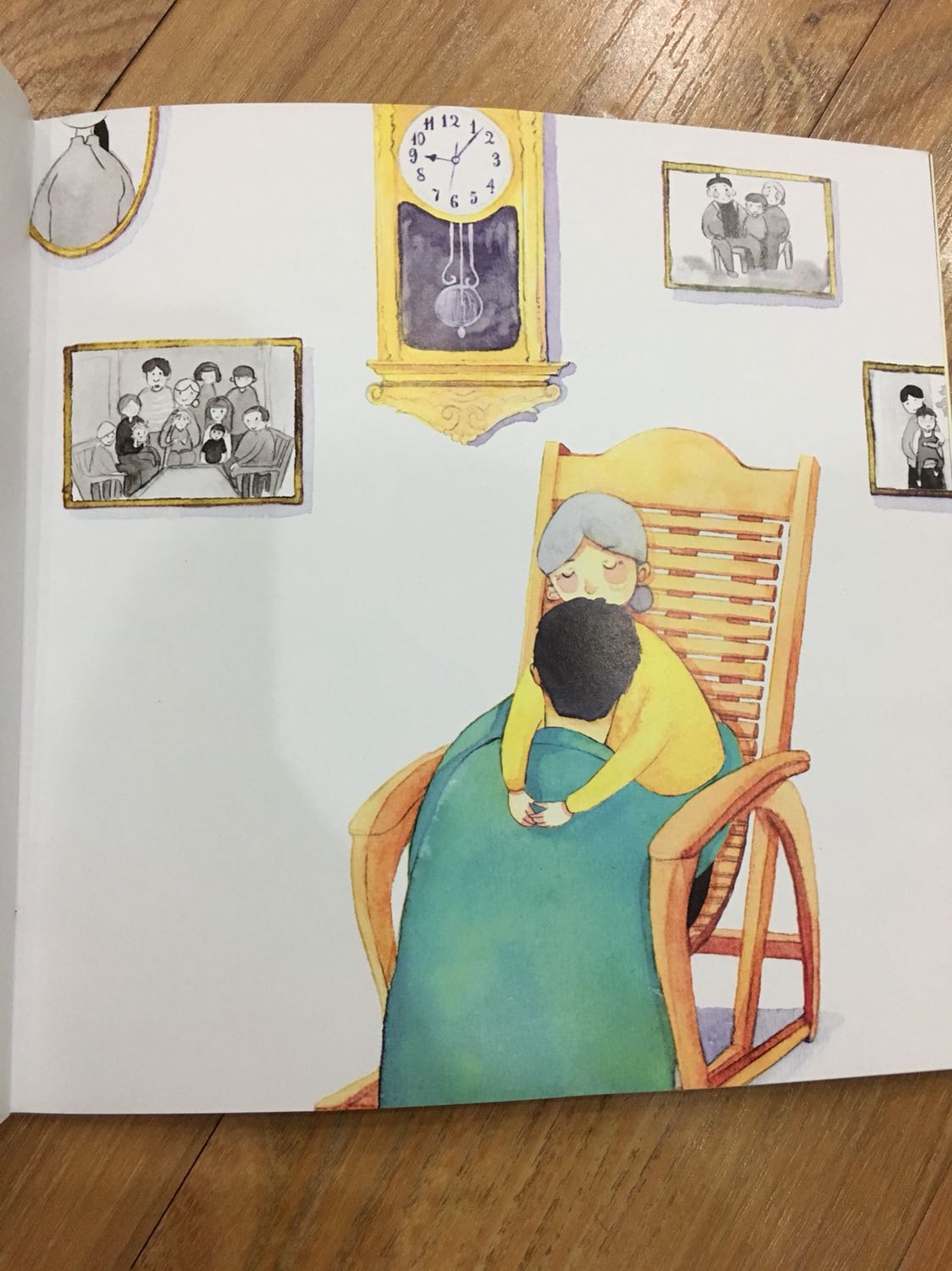 1 cuốn sách mang lại cho mình rất nhiều cảm xúc khó nói thành lời, chỉ biết là cực kỳ cảm động.
Sách hay, tranh minh hoạ rất đẹp. Khi đọc cho con nghe những trang cuối cùng, mình nghẹn ngào ko thể đọc tiếp nổi. Có lẽ do mình mới lần đầu làm mẹ, con mình vẫn còn bé nên mình cảm nhận được đầy đủ những cảm xúc mà tác giả muốn gửi gắm.
Rất mong mỗi ***, mỗi người con đều có 1 cuốn sách này cho riêng mình.