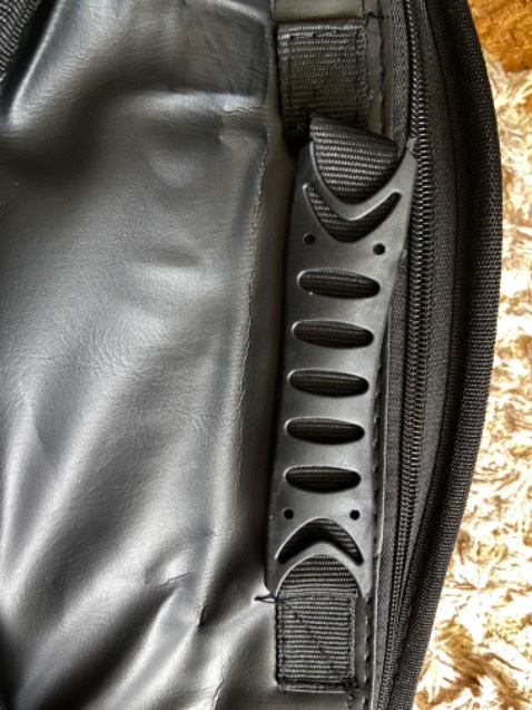 Có chừng hàng chục ngàn bao da simili đàn Yamaha này trên khắp nước, giá từ 90k-150k. Nó xài tạm dc nhưng ko bền đẹp. Simili loại thấp nhất, dùng tay xé dễ. Nếu xách đàn đi thường xuyên, nó sẽ bị rách nơi tay cầm hay bất cứ đâu có đường chỉ. Dây đeo kém, thêm khóa dây đeo cũng tệ nên chúng luôn luôn tuột khi đeo vai. Tuổi thọ của nó chỉ chừng ba tháng. Người chơi đàn khắp nước fải chịu vậy chục năm nay.

Nên tăng phí và giá bao da đàn lên chút, kh 200k vẫn chịu dc. Đổi simili, may cẩn thận hơn, tay cầm chắc chắn hơn, dây đeo tốt hơn … Đừng để những người chơi đàn fải mang hoài những bao đàn xấu cho những  cây đàn đẹp. Và ko cần fải quảng cáo ko công cho Yamaha. Vẽ vời âm nhạc một chút lên bao đàn hoặc ko in vẽ gì cả có khi lại tốt hơn.