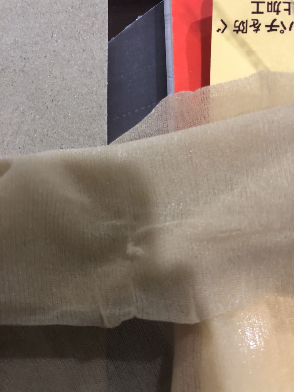 Hàng vừa giao mở gói kiểm tra thấy tất bị lem dầu bẩn, có chỗ bị rút sợi. Quá tệ! Mình gửi hình đính kèm! Yêu cầu đổi trả hàng.