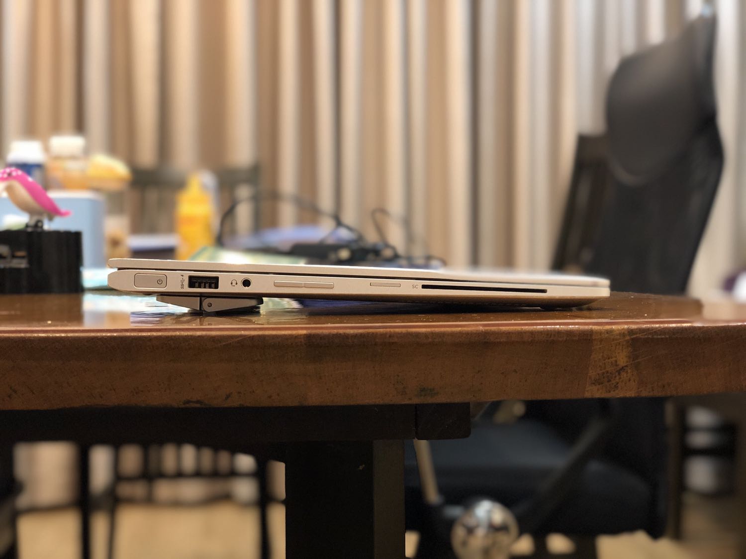 Màu sắc, kiểu dáng đều hợp với máy. Đế dán chắc chắn, không rơi rớt hay trơn trượt. Góc nghiêng vừa tầm để gõ bàn phím, cảm giác dễ chịu hẳn. Đặc biệt giúp tản nhiệt tốt. Máy không chạm mặt bàn gây nóng, trầy xước đế máy.