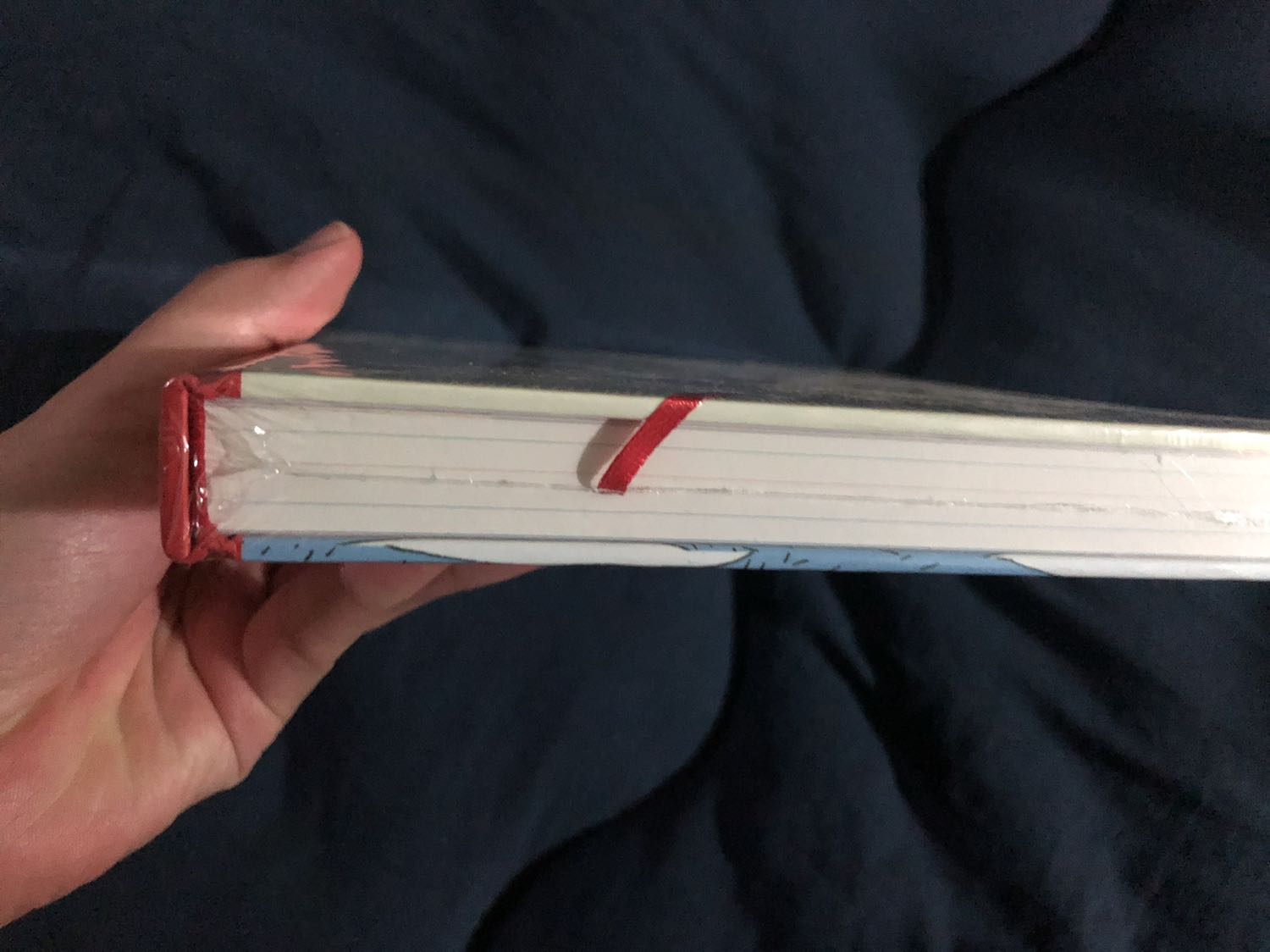 Sách được giao nhanh chóng, đúng giờ hẹn. Sách được bọc nilon, bảo quản tốt, còn thơm mùi giấy mới, mỗi tội do mới quá nên một vài trang sách còn hơi dính vào nhau, nhưng không khó để luồn ngón tay vào và nhẹ nhàng tách ra, bạn nào cẩn thận có thể dùng dao dọc giấy. Nói chung là chất lượng tuyệt zời ông mặt trời!