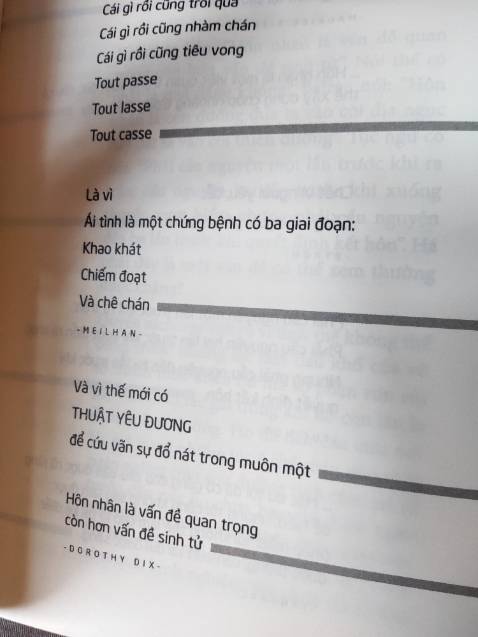 Tác phẩm ra đời cũng lâu nên lối viết có hơi xưa một chút, nhưng đó lại là cái độc đáo của sách
Nội dung sách viết khá thực dụng, có phầm hơi thô, sự thật mất lòng mà.
Sách truyền tải một ý rất hay theo lời trích của Dorothy Dix: "Hôn nhân là vấn đề quan trọng còn hơn vấn đề sinh tử. Nhưng phần đông họ cưới hỏi nhau không hiểu tại sao" Tác phẩm ra đời cũng lâu nên lối viết có hơi xưa một chút, nhưng đó lại là cái độc đáo của sách
Nội dung sách viết khá thực dụng, có phầm hơi thô, sự thật mất lòng mà.
Sách truyền tải một ý rất hay theo lời trích của Dorothy Dix: "Hôn nhân là vấn đề quan trọng còn hơn vấn đề sinh tử. Nhưng phần đông họ cưới hỏi nhau không hiểu tại sao"