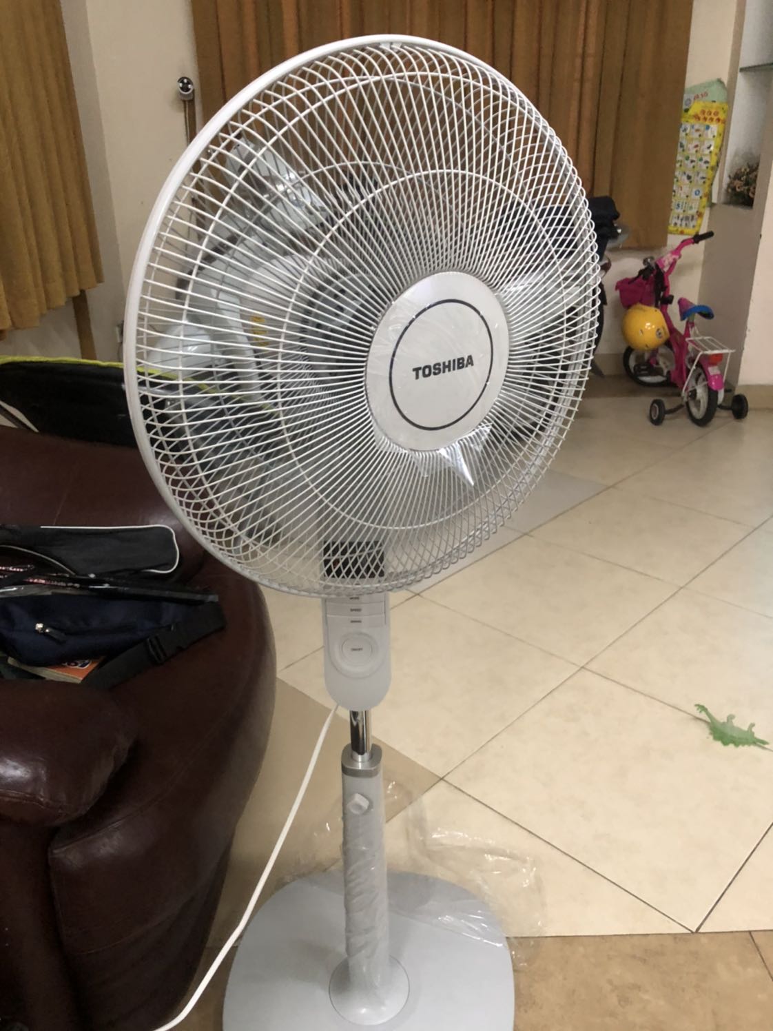 Quạt êm. Quạt này bị đánh giá 2 sao do ko tiết kiệm năng lượng dc dán trên quạt. Remote nhạy. Chân đứng nặng nên giữ cho quạt cứng cáp. Giao hàng quá lâu đặt hàng tháng 8 mãi tới tháng 10 mới giao, nếu ko nhắc chắc cũng k biết khi nào mới giao