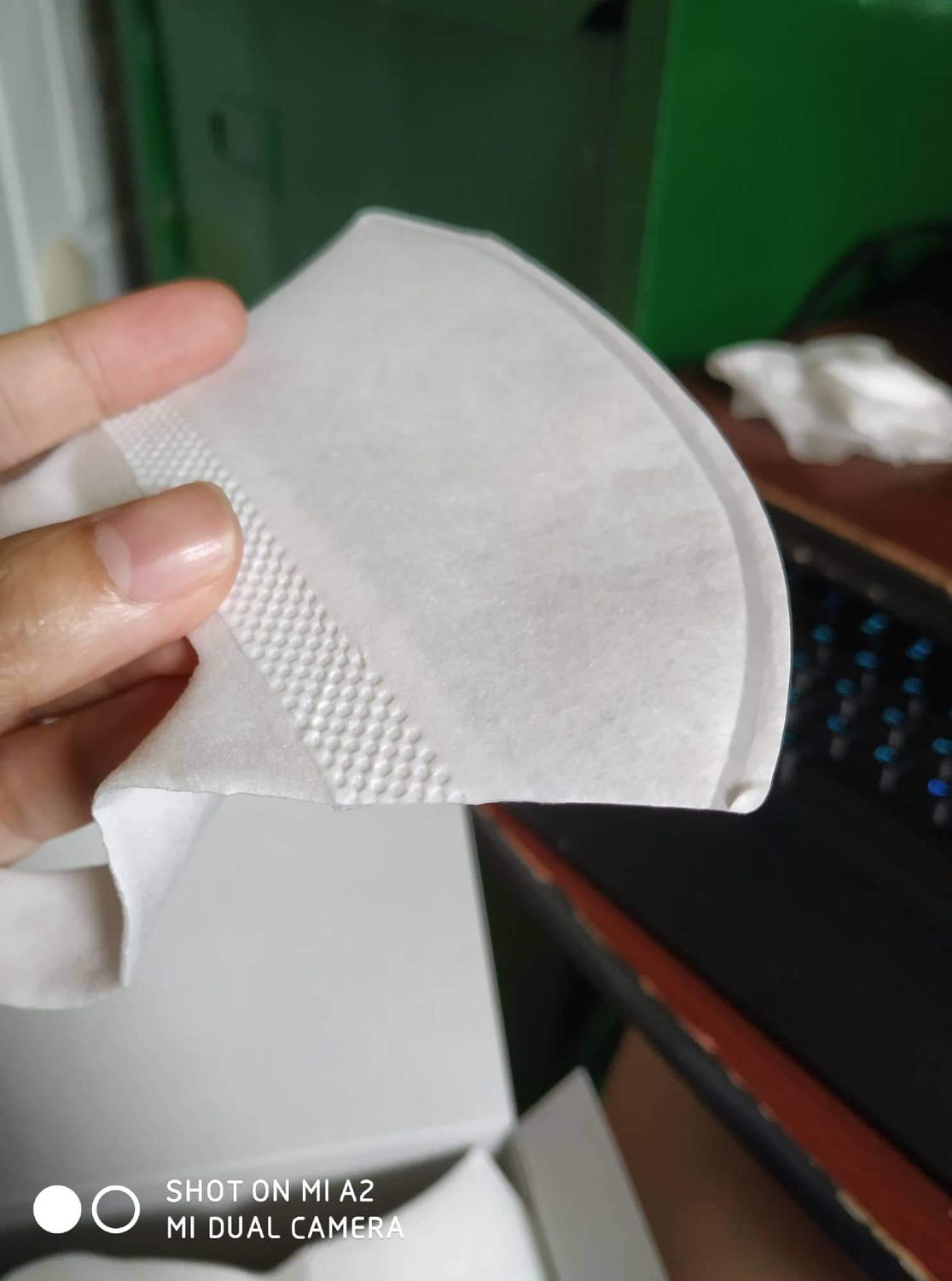 Mình thật may khi tiki vừa nhập lại hàng thì mua dc 2 hộp này, khẩu trang trong thời điểm này khan hiếm kinh khủng mà giá lại bị đội lên x2 x3 x5,. Mình mua được gía 275k/ hộp. 1 đơn mua được 2 hộp tối đa. Nên đã mua dùng cho cả nhà. Lưu ý loại này như hình, thì không chống virus dc, mình cũng chỉ có nhu cầu dùng để đi đường, nếu đến chỗ đôn người mình chồng thêm 1 khẩu trang vải bên ngoài cho tiện. Mình thật may khi tiki vừa nhập lại hàng thì mua dc 2 hộp này, khẩu trang trong thời điểm này khan hiếm kinh khủng mà giá lại bị đội lên x2 x3 x5,. Mình mua được gía 275k/ hộp. 1 đơn mua được 2 hộp tối đa. Nên đã mua dùng cho cả nhà. Lưu ý loại này như hình, thì không chống virus dc, mình cũng chỉ có nhu cầu dùng để đi đường, nếu đến chỗ đôn người mình chồng thêm 1 khẩu trang vải bên ngoài cho tiện.