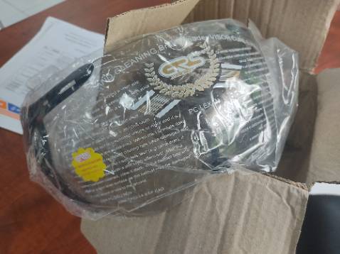 Mặc dù hộp bên ngoài mốp méo, không có bọc chống sốc nhưng hàng bên trong vẫn rất tốt và mới tinh, ráp vào mũ bảo hiểm cũ rất vừa vặn, mới xài thử 1 ngày nên không biết bền không