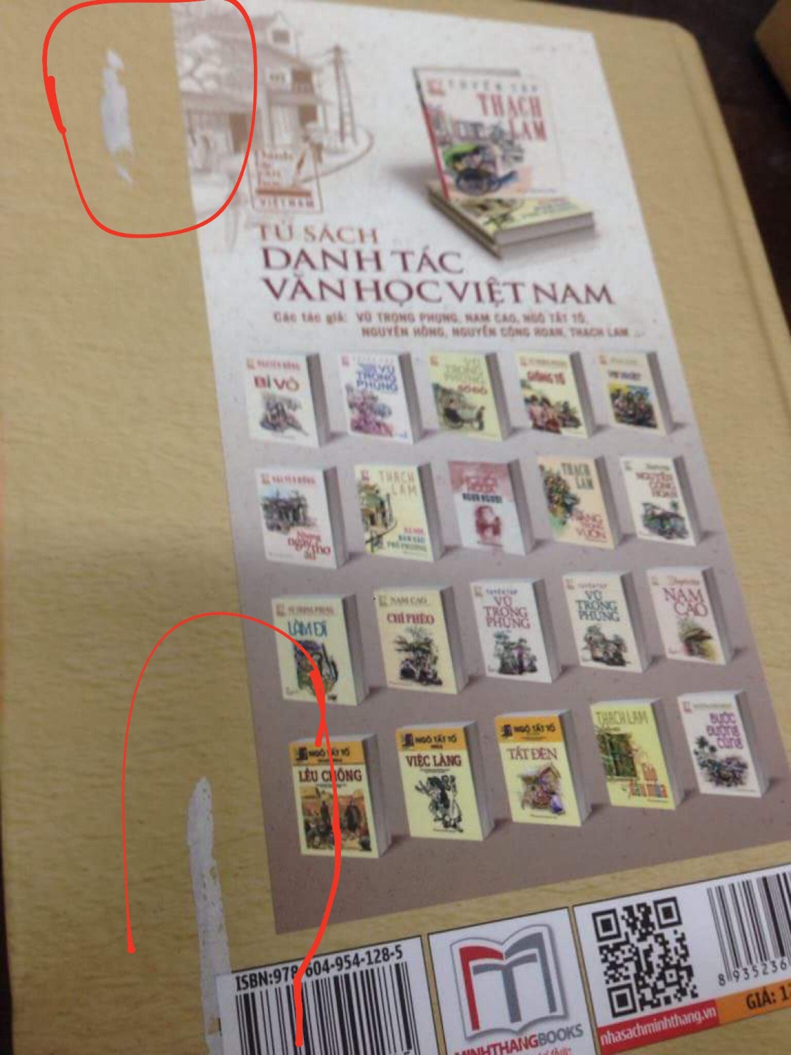 trước giờ mình vẫn tin tưởng đặt sách ở Tiki. Nhưng thời gian gần đây, cụ thể là đơn hàng vừa rồi mình cảm thấy rất là thất vọng. Phần bìa của 4 trên 6 cuốn sách chất lượng rất kém và dường như Tiki không có chăm chút gì. Cụ thể như cuốn sách này, khi mở hộp thì mình thấy ở phần gáy bị một vật đâm thủng dù nhỏ nhưng làm mất giá trị cuốn sách. Hơn thế nữa phần bìa sau như có ai lấy sơn để phết lên. Đối với mình sách rất là quý, hơn nữa sách này mình để tặng nên phải chỉnh chu. Còn phần nội dung sách thì khá ổn.