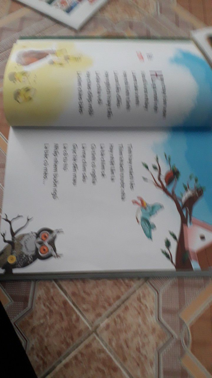 Sách rất đẹp. Hình vẽ sinh động, màu sắc hấp dẫn. Có rất nhiều bài thơ, đồng dao, ca dao, truyện cho trẻ. Khi đi đâu xa, mình chỉ cần mang 1 cuốn này là đủ cho con đọc. Rất hữu ích.