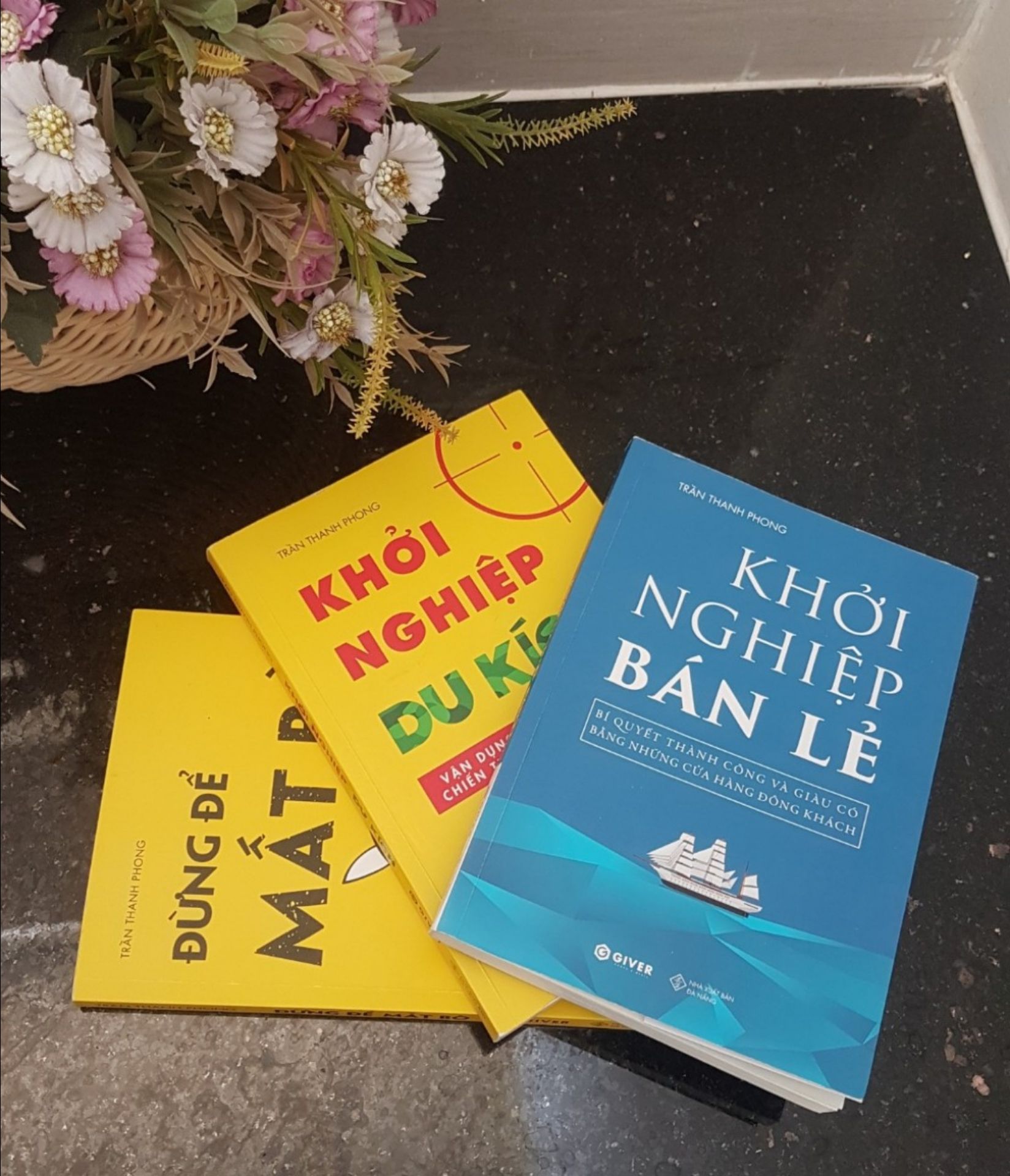 Anh Phong không những là một người dẫn đường mà còn là một người truyền cảm hứng cho bất cứ người nào muốn khởi nghiệp - đặc biệt cho những ai quan tâm ngành bán lẻ. Giọng văn gần gũi, nhẹ nhàng và đi sâu vào từng chi tiết, cách thức thực hiện để những người hoàn toàn mù mờ về Kinh doanh như mình vẫn có thể hiểu và áp dụng thực tiễn. Hóng sách anh viết cũng như những kinh nghiệm anh chia sẻ, nên khi cuốn "Lối Tắt Khởi Nghiệp" được xuất bản là mình order ngay lập tức. Cuốn sách này vô cùng hữu ích vì cho mình thêm những mảnh ghép tri thức về kinh doanh, giúp mình có bức tranh tổng thể hơn về những tư duy, kỹ năng và bài học về kinh doanh. Cám ơn anh Phong rất nhiều. Chúc anh luôn mạnh khỏe để có nhiều cống hiến cho cộng đồng.