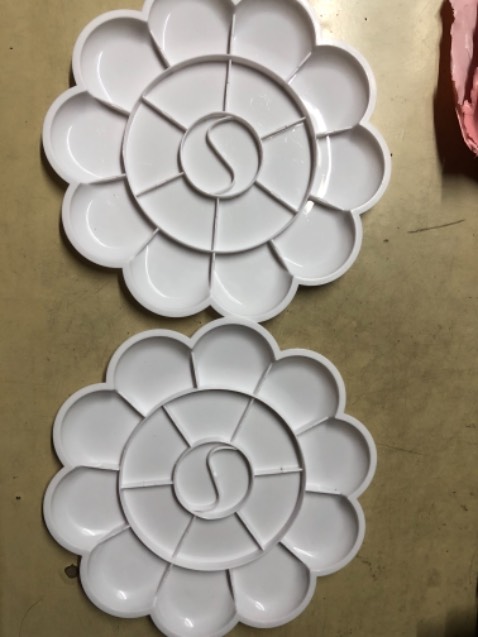 Mình chỉ đặt khay như hình trên app, là 12 ô, không ngờ lại được giao khay 18 ô. Dù sao vẫn cảm ơn shop đã giao hàng rất sớm và đóng gói kỹ.