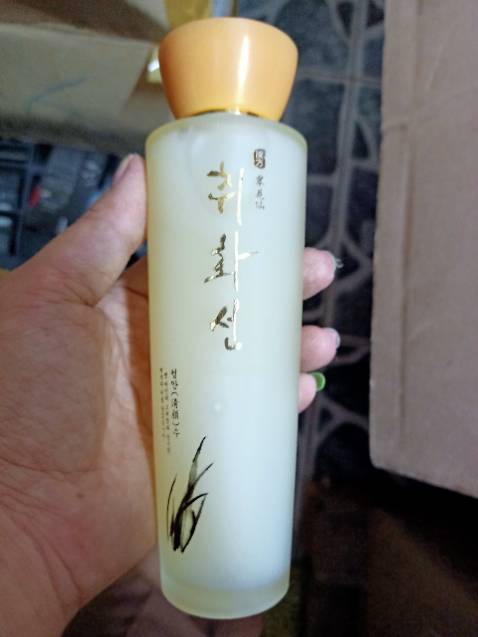 Chai to bắng thủy tinh xịn xò , mới dùng thử thấy cũng ok lắm, thơm dịu nhẹ