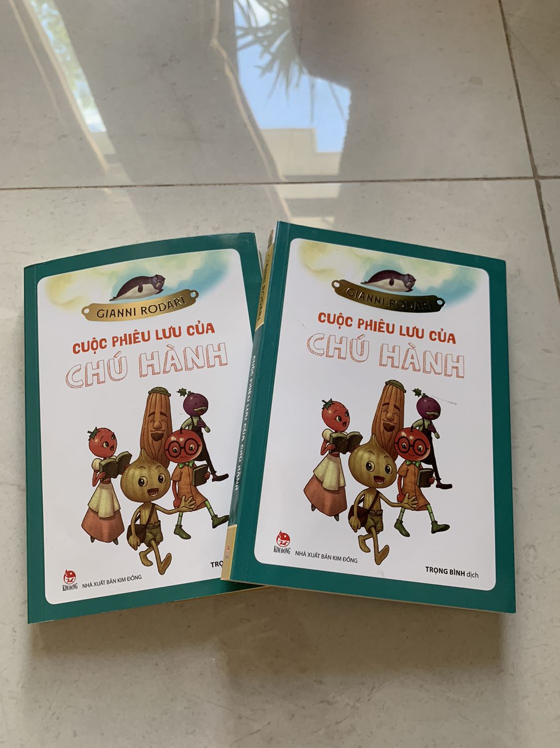 C mua nhầm 2 cuốn, hỗ trợ trả hàng giúp chị 1 cuốn