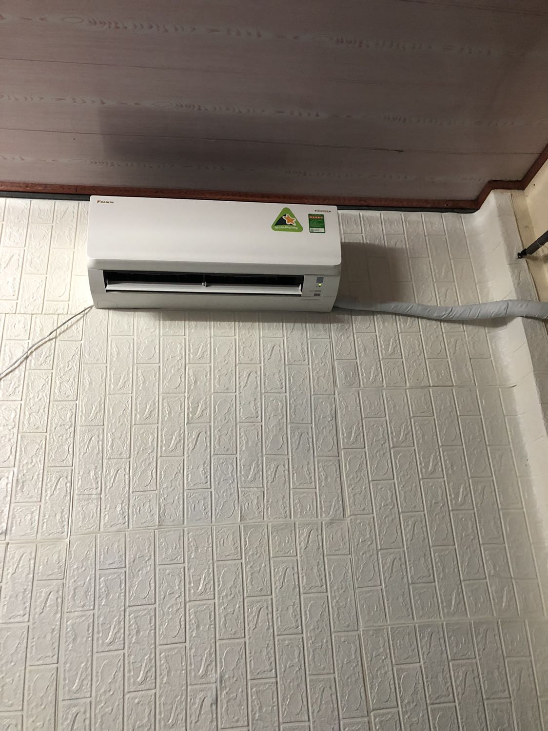 Dán lên nhìn tường đẹp hẳn, tự dán hơi khó chút nhưng làm đc