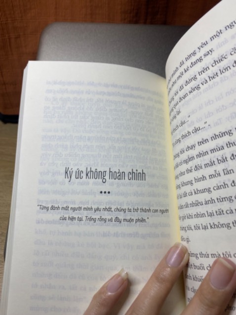 Biết sách này cũng lâu nhưng mới mua gần đây, không nhiều trang nhưng nhiều kỉ niệm hoài niệm, thật sự bản thân đã khóc rất nhiều vì cuốn sách này, lật tới đâu cũng là kí ức của mình trong đó, phải những ai đã từng trải, từng đổ vỡ chuyện tình nhiều năm, xa nhau khi cả 2 còn yêu thương, trong giai đoạn trưởng thành khó khăn của cuộc đời, người bị tôi đẩy ra xa sống trong khổ sở, bản thân tôi cũng đau khổ cả 1 quãng thời gian dài, 1 số lí do k thể nói ra để cả 2 phải đau thương, 1 vết thương sâu hằn trong lòng, vài năm sau, cũng 1 vài người tới lui và cứ ngỡ đã quên đc nhưng khi gặp lại thật sự có quên đc hay chưa bản thân tôi là người rõ ràng nhất, những cảm xúc dâng trào, nhói ở trong lòng, thời gian làm người dưng đã dài hơn thời gian làm người thương nhưng k thể quên đc, người đồng hành ở giai đoạn bước ngoặc của cuộc đời, 1 cuốn sách khiến tôi thấy sợ, khơi gợi lại dòng kí ức tôi chôn vùi trong lòng, rất khổ sở để bản thân tạm ổn để rồi lại thành 1 mớ ngổn ngang, bao nhiêu nước mắt cũng k đủ. Cuộc đời này có lẽ người ấy là chấp niệm….