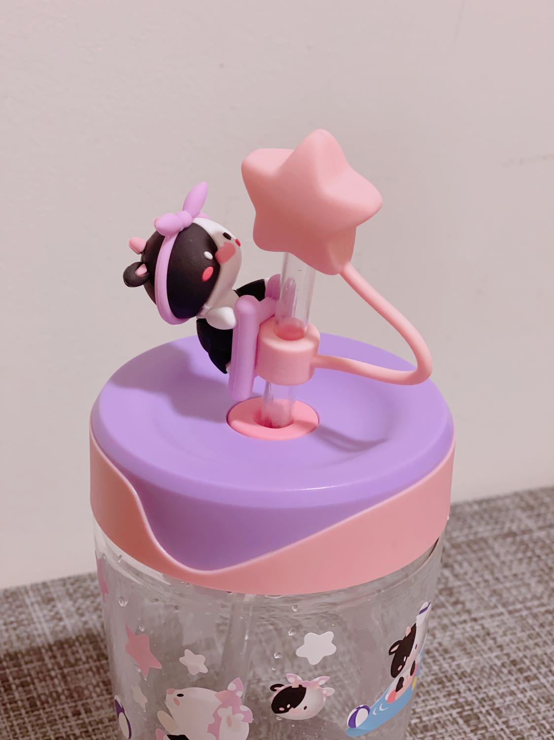 Ly Lock cưng xỉu luôn. Nhờ có ẻm mà bé nhà mình uống nước nhiều hơn nè.