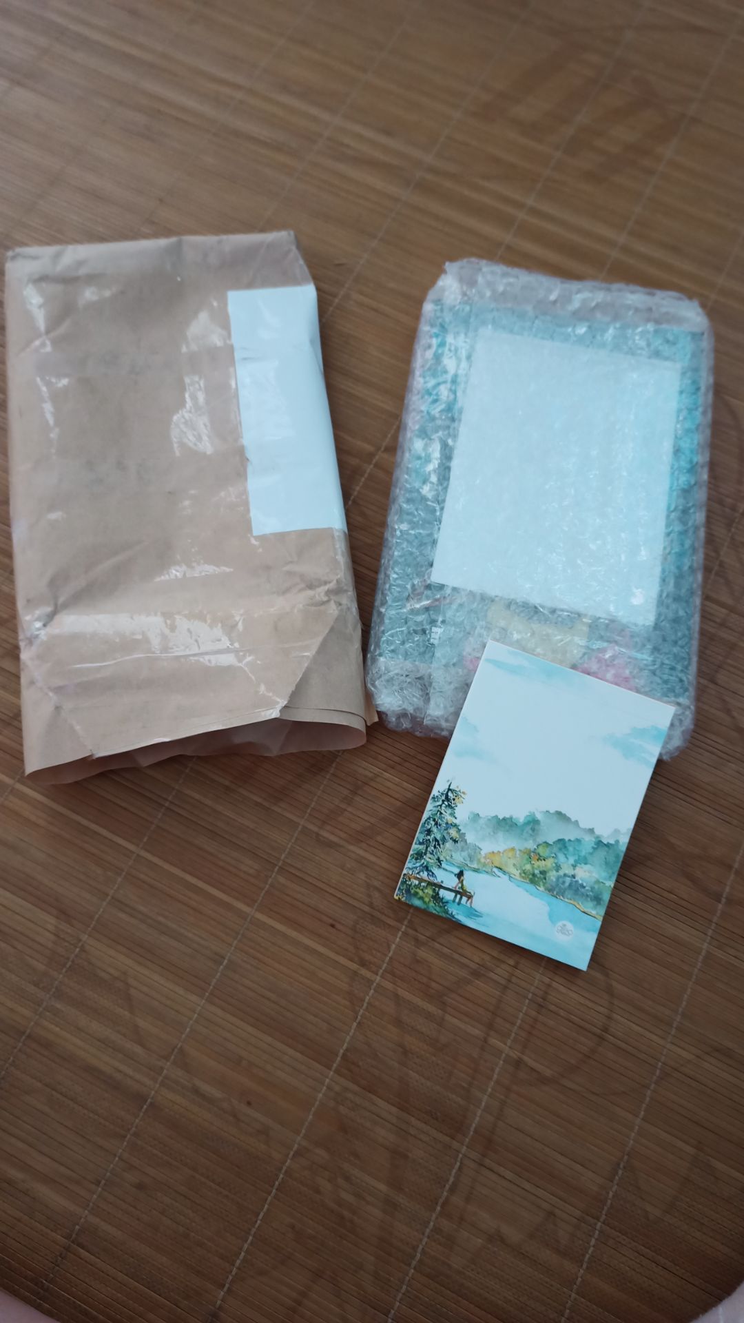 Khá hài lòng luôn!! Sách được bọc gói kĩ càng như hình các bạn có thể thấy lớp túi nilon bong bóng. Nội dung thì khỏi bàn vì tui tia em sách này từ trước rồi. Khuyên mọi người nên mua quyển này về đọc, khai sáng được nhiều điều cực