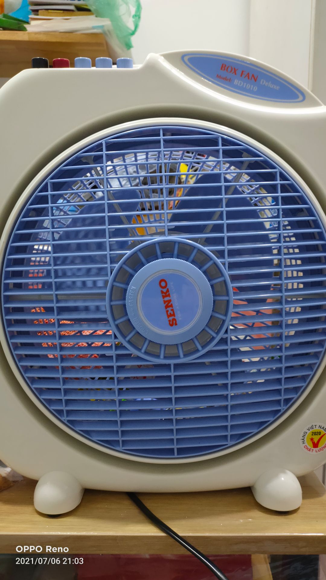 quạt tốc độ gió vừa phải, quạt không run lắc,nhưng tiếng gió mạnh.xoay chiều. có điều trong giới thiệu sản phẩm nói quạt 6cánh, nhưng sản phẩm giao chỉ là 3cánh.yêu cầu nhà bán hàng nên giới thiệu sản phẩm trung thực,đừng quảng cáo *** khiến mất lòng tin.