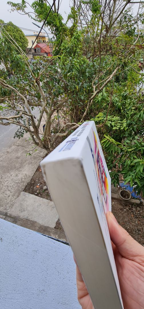 Giao hàng đúng thời hạn. Sách ko đc bọc nên bị bẩn 1 vài chỗ và móp gáy