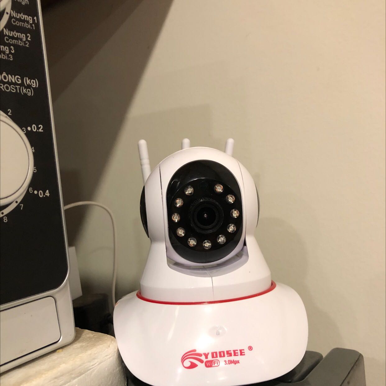 Mình đã từng mua nhiều camera yoosee (khoảng hơn 10 cái) trên shoppee đều khá ưng nhưng đây là cái đầu tiên mua trên tiki, nhận xét như sau:
- Camera cắm điện không phát ra âm thanh kêu bíp/ sáng đèn/ xoay camera để biết điện vào hay chưa? Lúc đầu cắm vào tưởng lỗi, mãi mới thấy có âm thanh báo kết nối. Chưa *** có ghi nhớ góc quay gần nhất không nữa.
- 3 râu camera lỏng lẻo, nhựa cảm giác không khít.