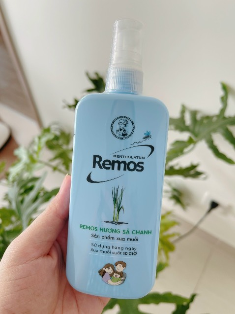 Chai mới đổi mẫu, vẫn giữ mùi sả chanh, thơm ko nồng, không bị rít. Dạo này mưa muỗi quá nên mua chai lớn luôn