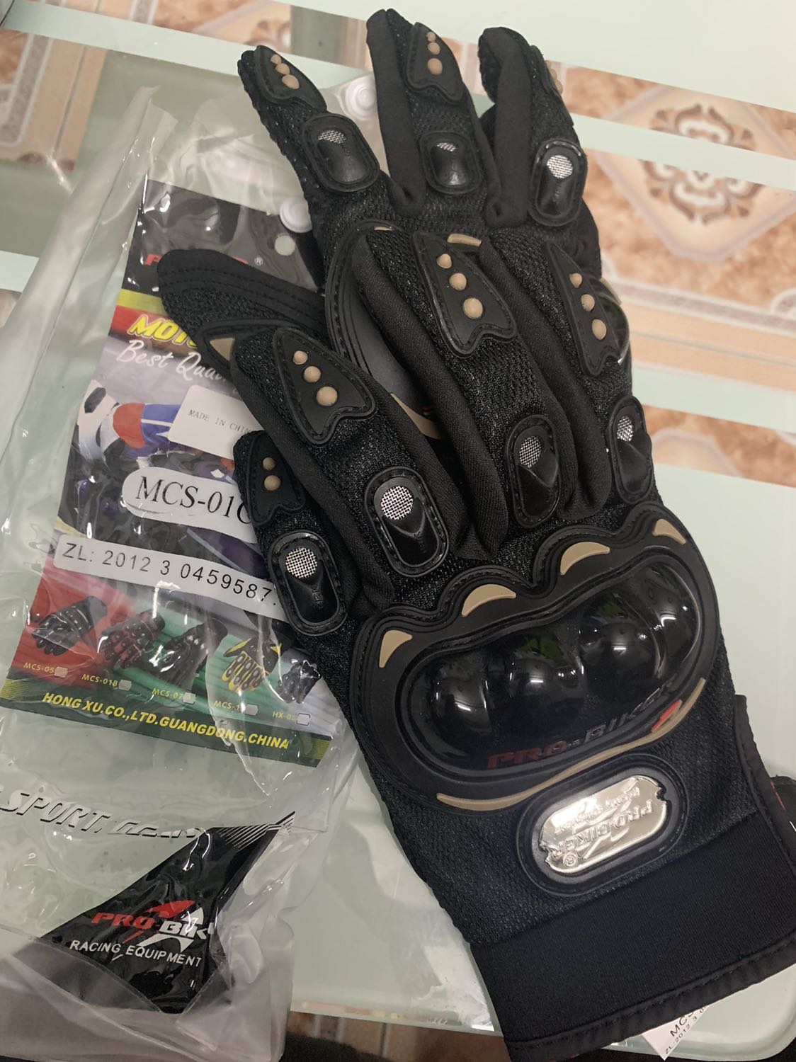 Gang tay đẹp và day . Những chi tiết trang trí rất đẹp và được may chắc chắn . 
Tiki thay đổi hệ thống ship nên hàng được giao không đúng và tre ngày như app thông báo 
Tiki nên khac phục để tránh việc không có người ở nhà nhận hàng 
Shipper OK Gang tay đẹp và day . Những chi tiết trang trí rất đẹp và được may chắc chắn . 
Tiki thay đổi hệ thống ship nên hàng được giao không đúng và tre ngày như app thông báo 
Tiki nên khac phục để tránh việc không có người ở nhà nhận hàng 
Shipper OK